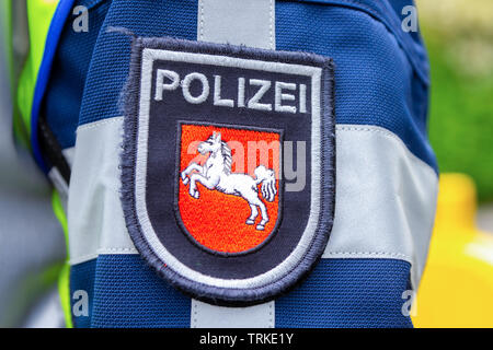 La polizia tedesca emblema usurata da un funzionario. La parola tedesca Polizei, mezzi di polizia. Foto Stock