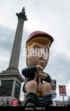 Giant Donald Trump effige seduta sul wc a "Carnevale di resistenza' Anti-Trump protesta a Londra durante il presidente statunitense Trump's visita a Downing Street. Foto Stock