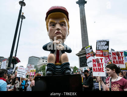 Giant Donald Trump effige seduta sul wc a "Carnevale di resistenza' Anti-Trump protesta a Londra durante il presidente statunitense Trump's visita a Downing Street. Foto Stock