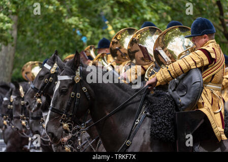 La famiglia reale e le bande e le truppe in massa hanno fatto ritorno lungo il Mall, Londra, Regno Unito dalla Horse Guards Parade per il Trooping of the Colour 2019. Mounted Band of the Household Cavalry a cavallo Foto Stock