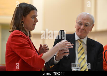 Edinburgh, Regno Unito. 8 Giugno 2019. Gruppo del Partito europeo dei liberali democratici candidati leadership Jo Swinson ed Ed Davey prendere parte all evento hustings in Stockbridge, Edimburgo. Credito: Colin Fisher/Alamy Live News Foto Stock