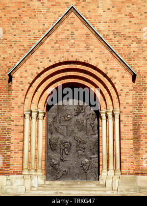 Incredibile cancello anteriore della Cattedrale di Roskilde in presenza di luce solare, luogo storico a Roskilde, Zelanda Isola, Danimarca Foto Stock