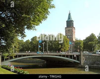 Cattedrale di Turku, punto di riferimento di rilievo della città dal fiume Aura a Turku, in Finlandia, Europa Foto Stock