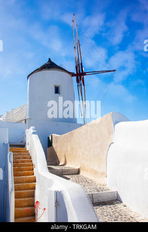 I cieli blu oltre il mare Agean e uno dei mulini a vento di Oia a Santorini, Grecia. Foto Stock