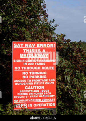 Sat Nav segno di errore su un pubblico Bridleway, Inghilterra, Regno Unito in estate Foto Stock