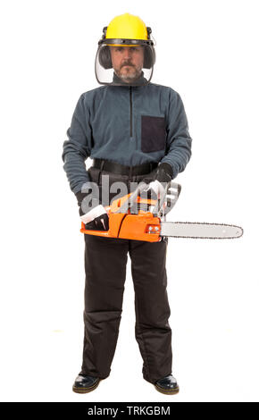 Uomo in marcia sicurezza azienda chainsaw Foto Stock