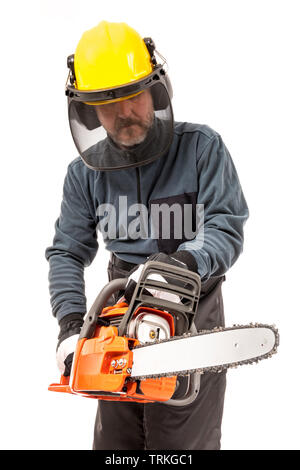 Uomo in marcia sicurezza azienda chainsaw Foto Stock