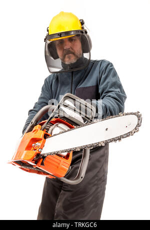 Uomo in marcia sicurezza azienda chainsaw Foto Stock