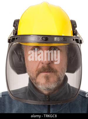 Uomo che indossa il casco di sicurezza con font mesh e cuffie di protezione Foto Stock