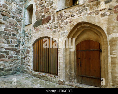 Imponenti porte in legno di epoca Medievale al Castello di Turku, sito storico in Finlandia, Europa, Scandinavia Foto Stock
