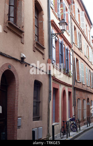 Tipiche Case francesi con Vecchie persiane di legno, Rue du Taur, Toulouse, Haute-Garonne Occitanie, Francia Foto Stock