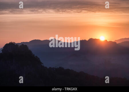 Sole che splende sulla montagna in mattinata Foto Stock