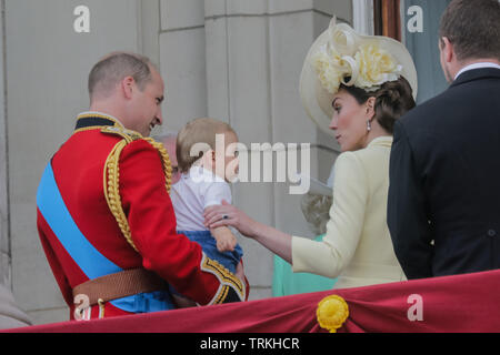 Un anno vecchio Principe Louis ruba lo spettacolo al suo debutto l'impegno pubblico.che figurano su Buckingham Palace balcone, con i suoi genitori, TRH il Duca e la Duchessa di Cambridge e dei suoi fratelli, Prince George e la Principessa Charlotte. Trooping il colore, la regina il compleanno Parade, Londra, UK Credit: amanda rose/Alamy Live News Foto Stock