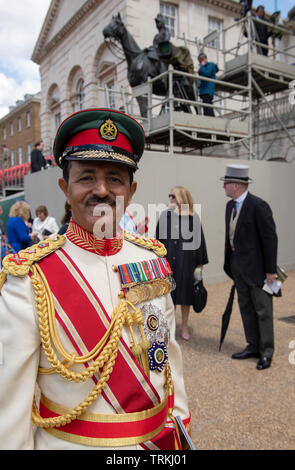 La Sfilata delle Guardie a Cavallo, Londra, Regno Unito. 8 Giugno 2019. Ospiti di lasciare la sfilata delle Guardie a Cavallo dopo Trooping il colore. Immagine: Capo del personale di Sultan's Forze Armate (Sultanato di Oman) Lt Gen Ahmed bin Harith al Nabhani. Il sultanato di Oman Banda Militare e Pipers eseguita a battendo il ritiro militare serata concerto il 6 e il 7 giugno sulla parata a terra. Credito: Malcolm Park/Alamy Live News. Foto Stock