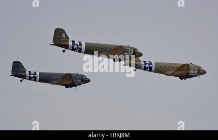 3 Dakota (C-47) volare in formazione a Daks su airshow di Duxford il 4 giugno 2019 Foto Stock