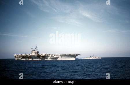 US NAVY / Marina degli Stati Uniti Flugzeugträger USS Forrestal-Klasse / portaerei USS Forrestal-Class - USS Forrestal CV-59 Foto Stock