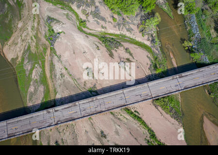 Autostrada ponte sopra il South Platte River nel Nebraska a Brule, overhead vista aerea Foto Stock