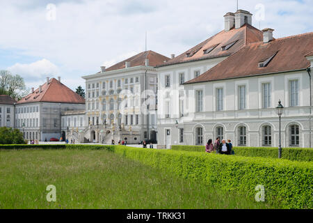 Maggio 2019. I visitatori passeggiando per i giardini di Schloss Nymphenburg a Monaco di Baviera, Germania Foto Stock