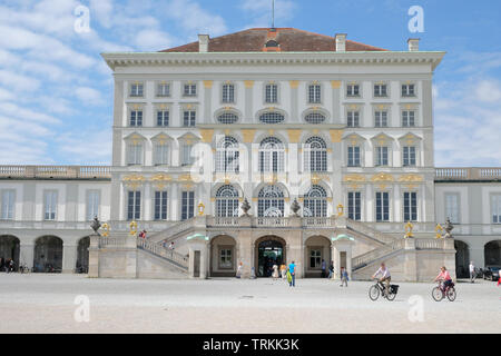 Maggio 2019. I visitatori passeggiando per i giardini di Schloss Nymphenburg a Monaco di Baviera, Germania Foto Stock