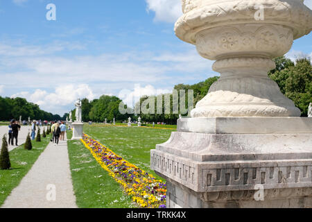 Maggio 2019. I visitatori passeggiando per i giardini di Schloss Nymphenburg a Monaco di Baviera, Germania Foto Stock
