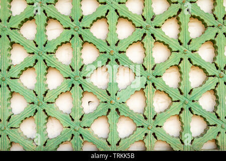 Una tradizione coreana di Windows modello di frame con uno sfondo bianco. Questo è un eccellente immagine di sfondo in cui i telespettatori occhio deve essere disegnare al dia Foto Stock