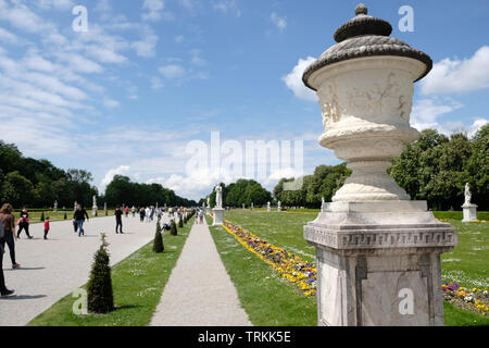 Maggio 2019. I visitatori passeggiando per i giardini di Schloss Nymphenburg a Monaco di Baviera, Germania Foto Stock