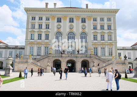 Maggio 2019. I visitatori passeggiando per i giardini di Schloss Nymphenburg a Monaco di Baviera, Germania Foto Stock