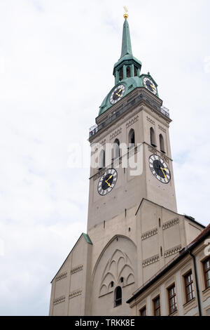 Maggio 2019. La torre della chiesa di San Pietro a Monaco di Baviera, Germania Foto Stock