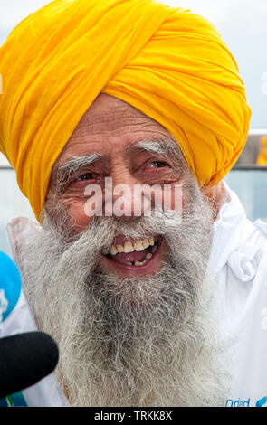 Fauja Singh, cittadino britannico e il più antico maratoneta in tutto il mondo a 101.Premere il tasto Conferenza. Signor Singh va in pensione a seguito di Hong Kong Foto Stock