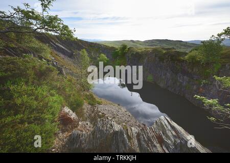 Le acque calme della cava Banishead, Coniston Foto Stock