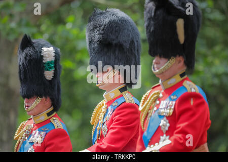 Londra, Regno Unito. Il giorno 08 Giugno, 2019. S.a.r. il principe Guglielmo duca di Cambridge, in uniforme, fiancheggiata da suo padre, S.A.R. il Principe Carlo e lo zio S.A.R. il principe Andréj, Trooping il colore, la Regina per il compleanno di credito parata: amanda rose/Alamy Live News Credito: amanda rose/Alamy Live News Foto Stock