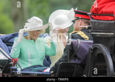 Londra, Regno Unito. Il giorno 08 Giugno, 2019. HRH Catherine, duchessa di Cambridge e HRH Camilla, duchessa di Cornovaglia, conservare i loro cappelli durante la condivisione di una sommità aperta carrello lungo il Mall in una giornata di vento. Trooping il colore, la regina il compleanno Parade, Londra UK Credit: amanda rose/Alamy Live News Credito: amanda rose/Alamy Live News Foto Stock