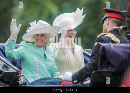 Londra, Regno Unito. Il giorno 08 Giugno, 2019. HRH Catherine, duchessa di Cambridge e HRH Camilla, duchessa di Cornovaglia, conservare i loro cappelli durante la condivisione di una sommità aperta carrello lungo il Mall in una giornata di vento. Trooping il colore, la regina il compleanno Parade, Londra UK Credit: amanda rose/Alamy Live News Credito: amanda rose/Alamy Live News Foto Stock