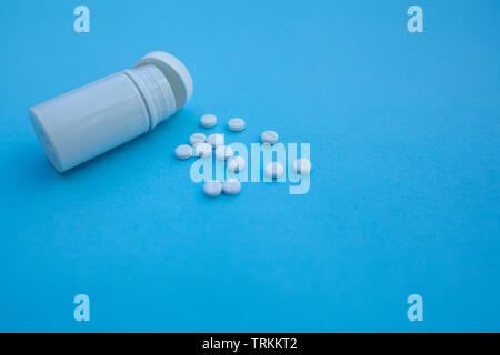 Pillole e pillola bottiglia su sfondo blu Health care medicine mock up concept Foto Stock