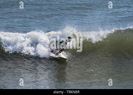 Surfista non identificato sulla costa del Pacifico in Panama Foto Stock