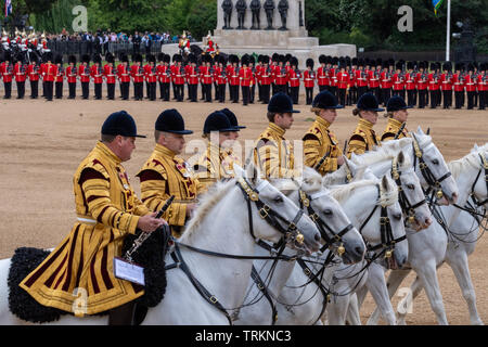 Londra, Regno Unito. Il giorno 08 Giugno, 2019. Trooping il colore 2019, la regina il compleanno sfilata il Horseguards Parade London in presenza di Sua Maestà la Regina. Trooped colore dal primo battaglione Grenadier Guards Credit Ian Davidson/Alamy Live News Foto Stock