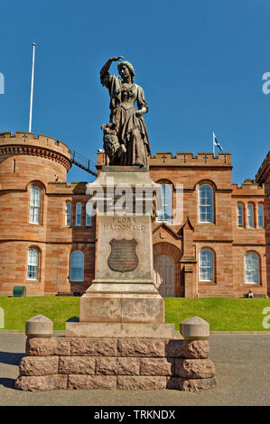La città di Inverness Scozia Scotland Central City FLORA MACDONALD statua che si trova nella parte anteriore del castello Foto Stock