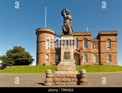 La città di Inverness Scozia Scotland Central City FLORA MACDONALD statua che si trova nella parte anteriore del rosso castello di pietra Foto Stock