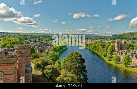 La città di Inverness Scozia Scotland Central City il fiume Ness guardando dal castello di St Andrews cattedrale NESS WALK e pedone bianco infermeria BRIDGE Foto Stock