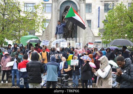 Giugno 8, 2019. I sostenitori della sollevazione Sudanese campagna in Piccadilly Gardens, il centro città di Manchester, UK. Dal dicembre 2018, persone in Sudan e altrove hanno chiamato per la riforma politica e un civile ha portato il governo del Sudan. In aprile il militare rimosso il Presidente Omar al-Bashir da potenza. Foto Stock