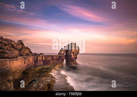 Tramonto sul pulpito Rock al Portland Bill sulla isola di Portland vicino a Weymouth Dorset la Jurassic Coast. In Inghilterra. Regno Unito. Foto Stock