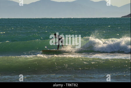 Riconquistare l'equilibrio sulla tavola da surf Foto Stock