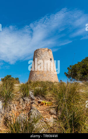 Torre d'Es Cap Vermell - storica torre di avvistamento in Canyamel sull'isola di Mallorca, Spagna. Foto Stock