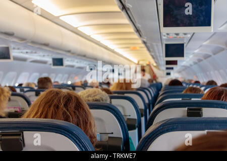 Interno di un aeromobile il passeggero con cabina e sedile passeggeri imbarcati. Foto Stock