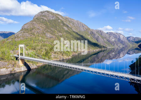 Vista aerea, drone shot, sospensione ponte sopra il Erfjord, nuvole di essere riflesse nelle calme acque del Fiordo, strada turistica Ryfylkevegen, Norwa Foto Stock