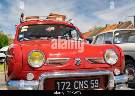 Wattrelos, Francia-Giugno 02,2019: vista della red Renault Dauphine,auto esposte al 7° Auto retrò Festival presso la Renault Wattrelos ZI Martinoire. Foto Stock