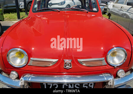 Wattrelos, Francia-Giugno 02,2019: vista della red Renault Dauphine,auto esposte al 7° Auto retrò Festival presso la Renault Wattrelos ZI Martinoire. Foto Stock