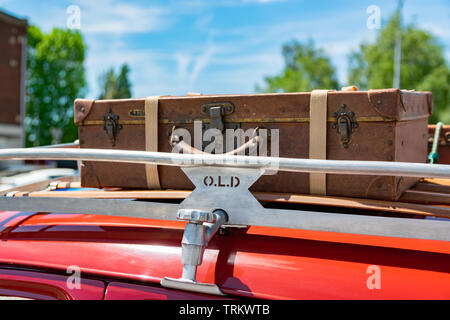 Wattrelos, Francia-Giugno 02,2019: visualizzazione delle auto del vettore e le valigie sulla vecchia Renault Dauphine. Foto Stock