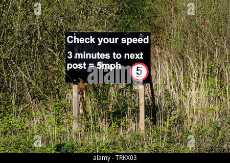 Vi è un 5 mph limite di velocità su Norfolk Broads. Questo segno vicino Horning ricorda skipper barca della necessità di controllare la loro velocità. Foto Stock