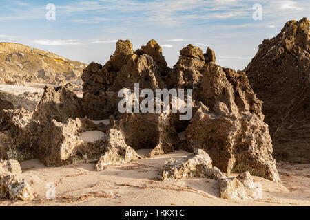 Sperone roccioso su una spiaggia, formando questa pietra naturale monumento sulla Costa Vicentina in Porto Covo, del Portogallo, dell'Europa. Foto Stock